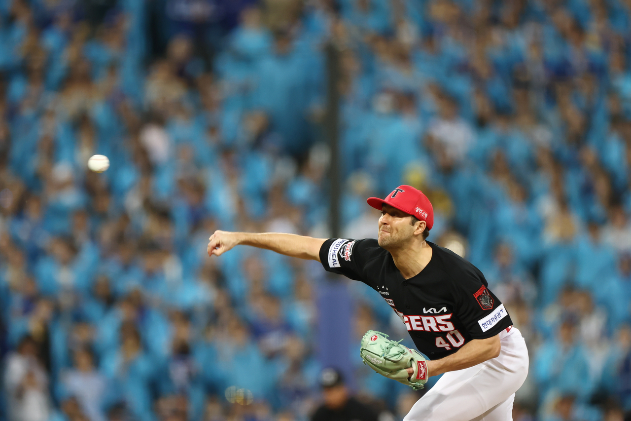 26일 대구 삼성라이온즈파크에서 열린 2026 KBO 포스트시즌 플레이오프 삼성 라이온즈 대 KIA 타이거즈 1차전. 5회 말 KIA 선발투수 제임스 네일이 힘차게 투구하고 있다. [연합]