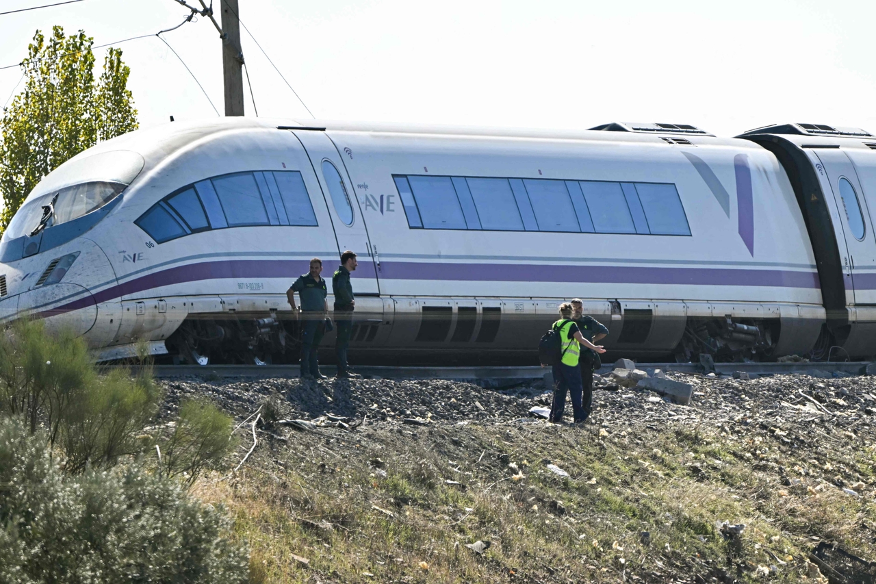 Civil guards stand at the site of a train collision between a high speed Renfe AVE train and an Iryo train around 150kms south of Madrid between Urda and Los Yebenes in the province of Toledo, on Oct. 28, 2026. (AFP-Yonhap)