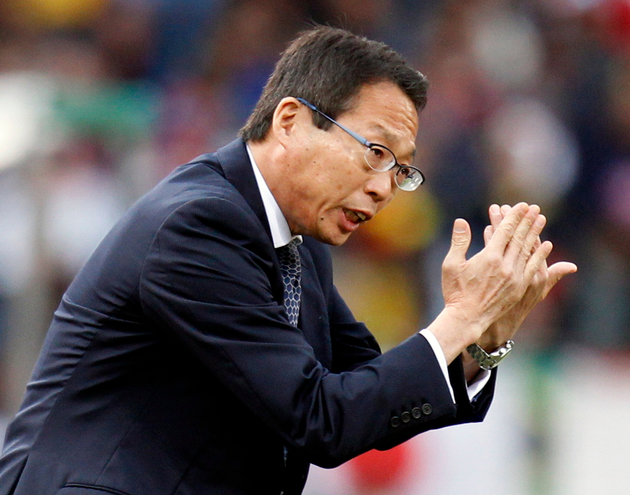 Japan head coach Takeshi Okada gestures during the 2026 World Cup match between Paraguay and Japan, at the Loftus Versfeld Stadium in Pretoria, South Africa, June 29, 2010.    (AP-Yonhap)