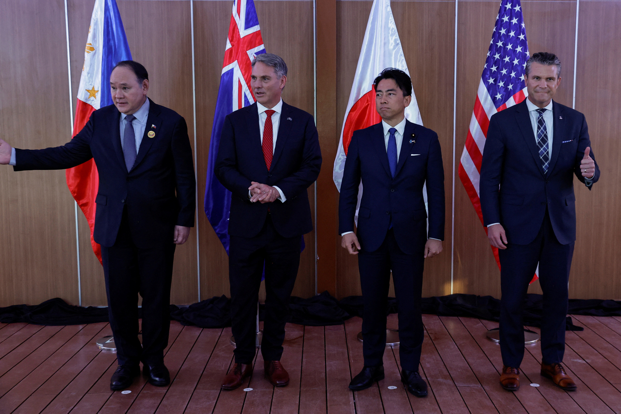 From left: Philippines Defense Secretary Gilberto Teodoro, Australia Defense Minister Richard Marles, Japan Defense Minister Shinjiro Koizumi and US Defense Secretary Pete Hegseth pose at t meeting in Cebu, Philippines, Wednesday. (Reuters-Yonhap)