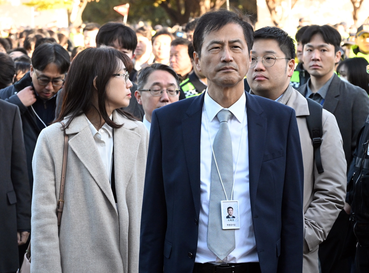 이태한 선거관리위원회 특별검사가 28일 6·3 지방선거 투표용지 공개 검증을 위해 서울 올림픽공원 핸드볼경기장에 도착해 대기하고 있다. [연합]
