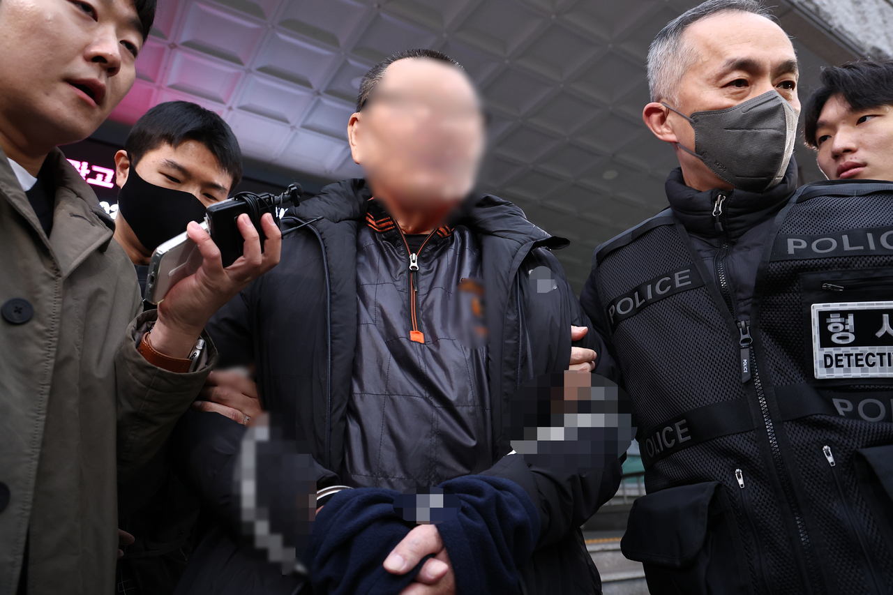 서울 강남구 역삼동 빌딩 두 곳에 불을 질러 26명을 다치게 한 피의자 A씨가 29일 오전 서울 수서경찰서에서 서울중앙지방공소청으로 구속 송치되며 취재진 질문에 답하고 있다. [연합]