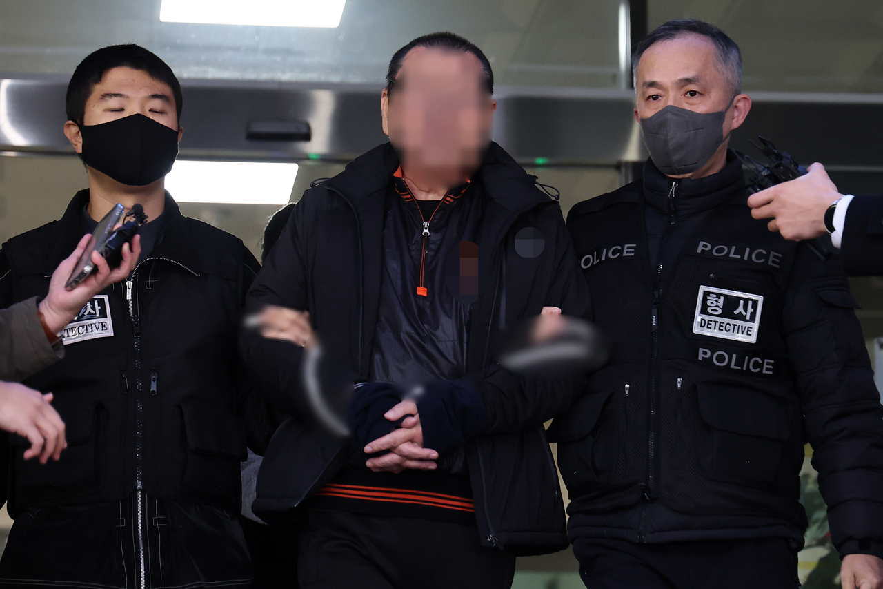 A suspect accused of setting fire to two buildings in Yeoksam-dong, Gangnam-gu, Seoul, injuring 19 people, is transferred from Suseo Police Station to the Seoul Central District Prosecutors’ Office on Oct. 29, 2026, under arrest. (Yonhap)
