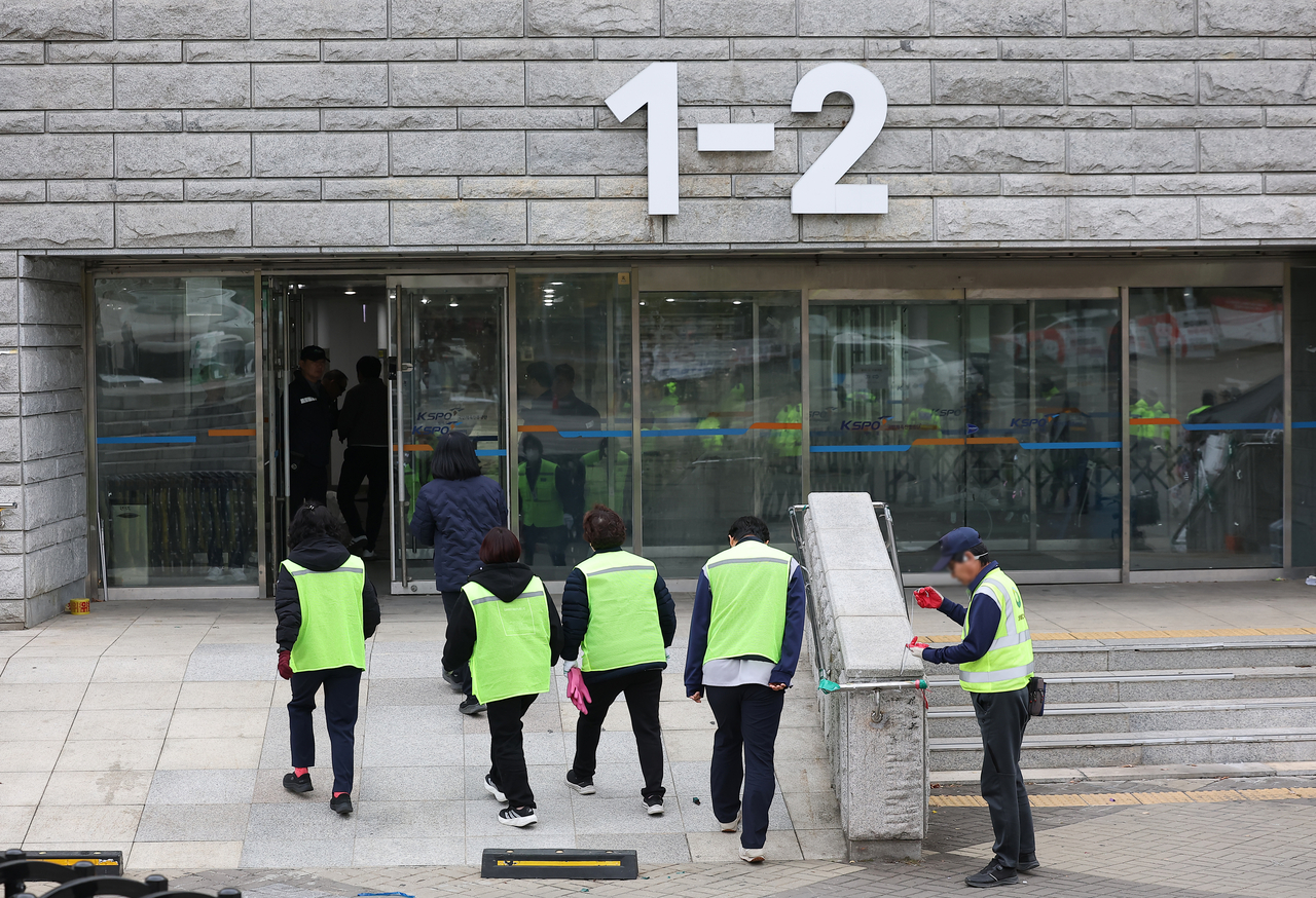 Officials clear the Handball Gymnasium at Olympic Park in Songpa-gu, Seoul, on Oct. 29, 2026, after ballot boxes from the June 3 local elections were removed following an inspection by special counsel Lee Tae-han’s team. (Yonhap)