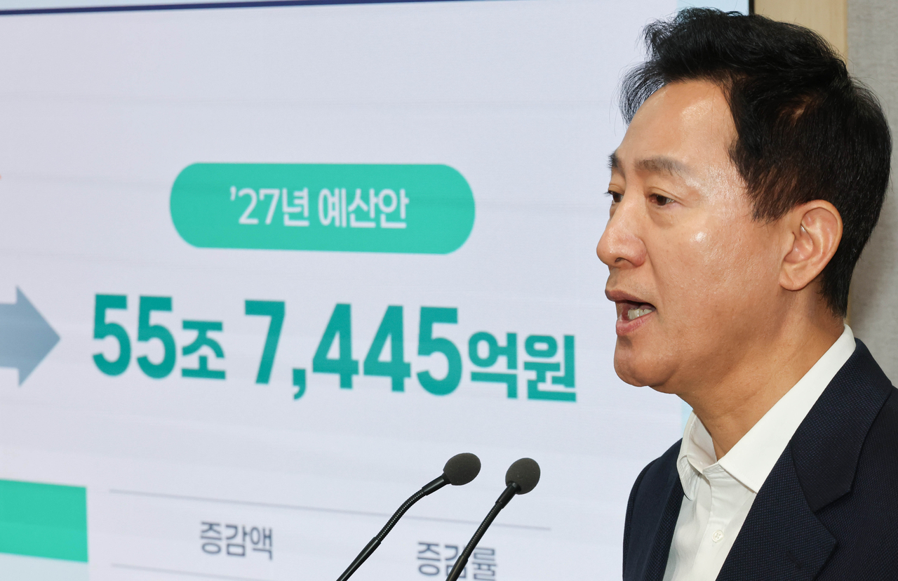 Seoul Mayor Oh Se-hoon announces the Seoul Metropolitan Government's 2027 budget proposal at Seoul City Hall on Thursday. (Yonhap)