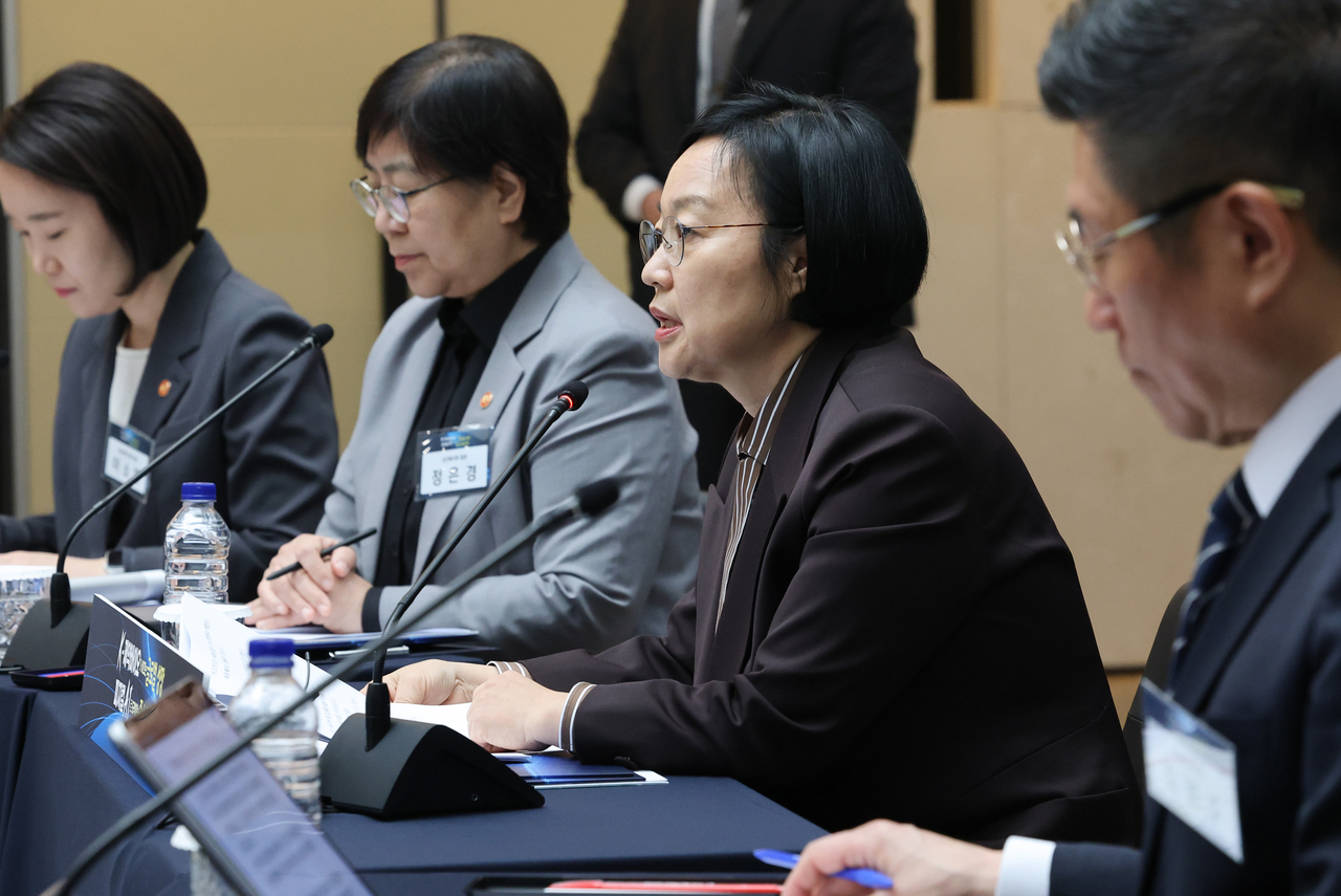 Prime Minister Han Seong-sook (Center) speaks during a national policy coordination meeting at a Chong Kun Dang Pharmaceutical Corp. factory in the central city of Cheonan on Thursday. (Yonhap)