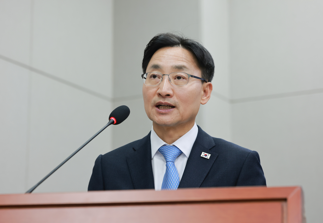 임광현 청와대 비서실장이 29일 국회 운영위원회에서 열린 대통령비서실, 국가안보실, 대통령경호처에 대한 국정감사에서 인사말하고 있다. [연합]