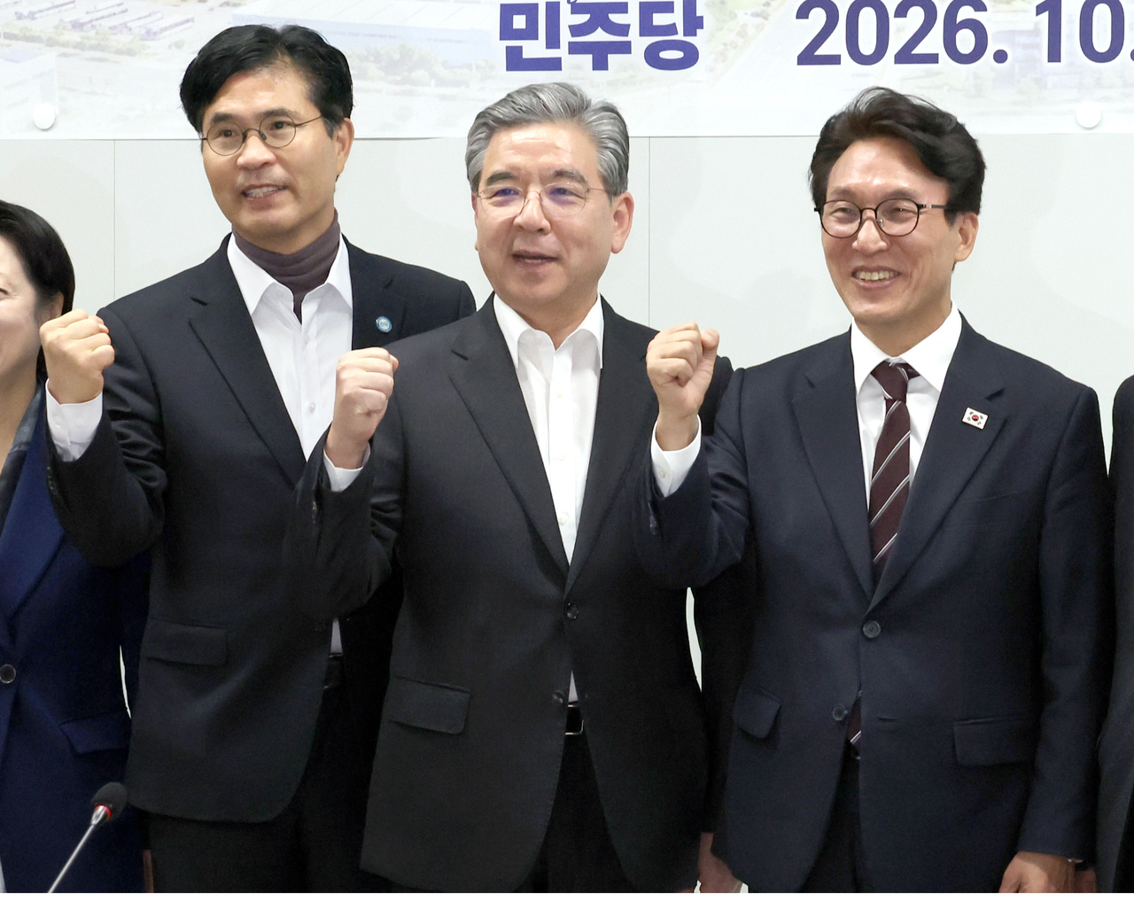 김민석(오른쪽부터) 더불어민주당 대표, 장재훈 현대자동차 부회장, 이원택 전북도지사가 29일 전북 새만금에서 열린 민주당 메가성장특별위원회 현장 간담회에서 기념촬영하고 있다. [연합]