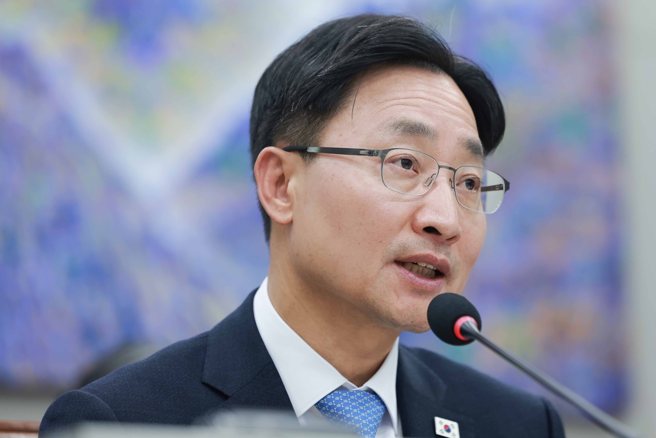Presidential Chief of Staff Im Gwang-hyeon answers questions from lawmakers during a national audit of the Presidential Secretariat, the National Security Office and the Presidential Security Service at the National Assembly on Thursday. [Yonhap]