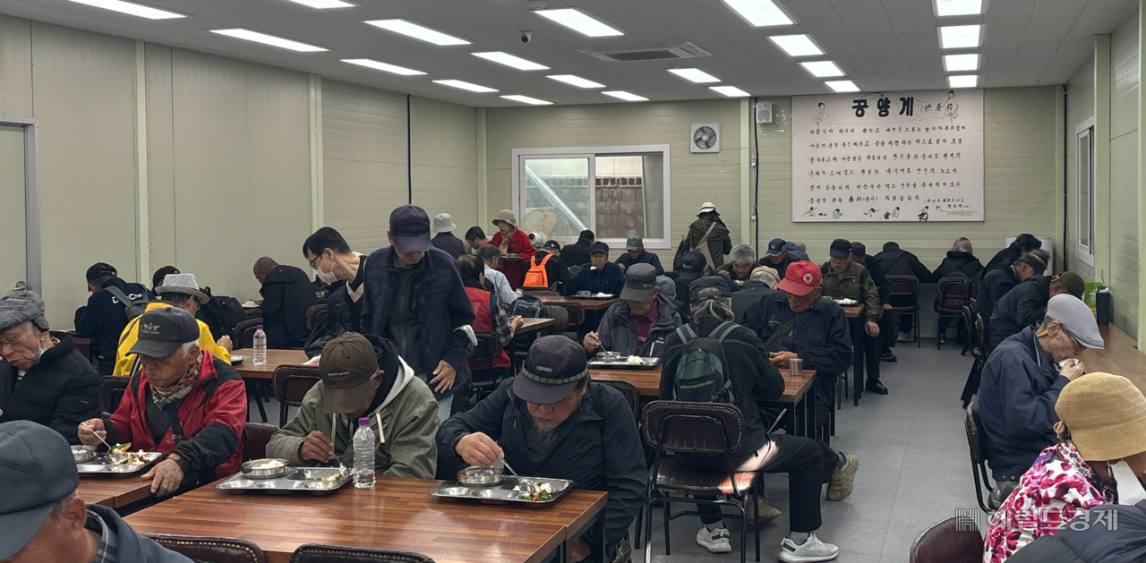27일 오전 12시께 원각사 무료 급식소에서 식사 중인 어르신들의 모습. 여성 노인은 한 명도 보이지 않았다. 정주원 기자