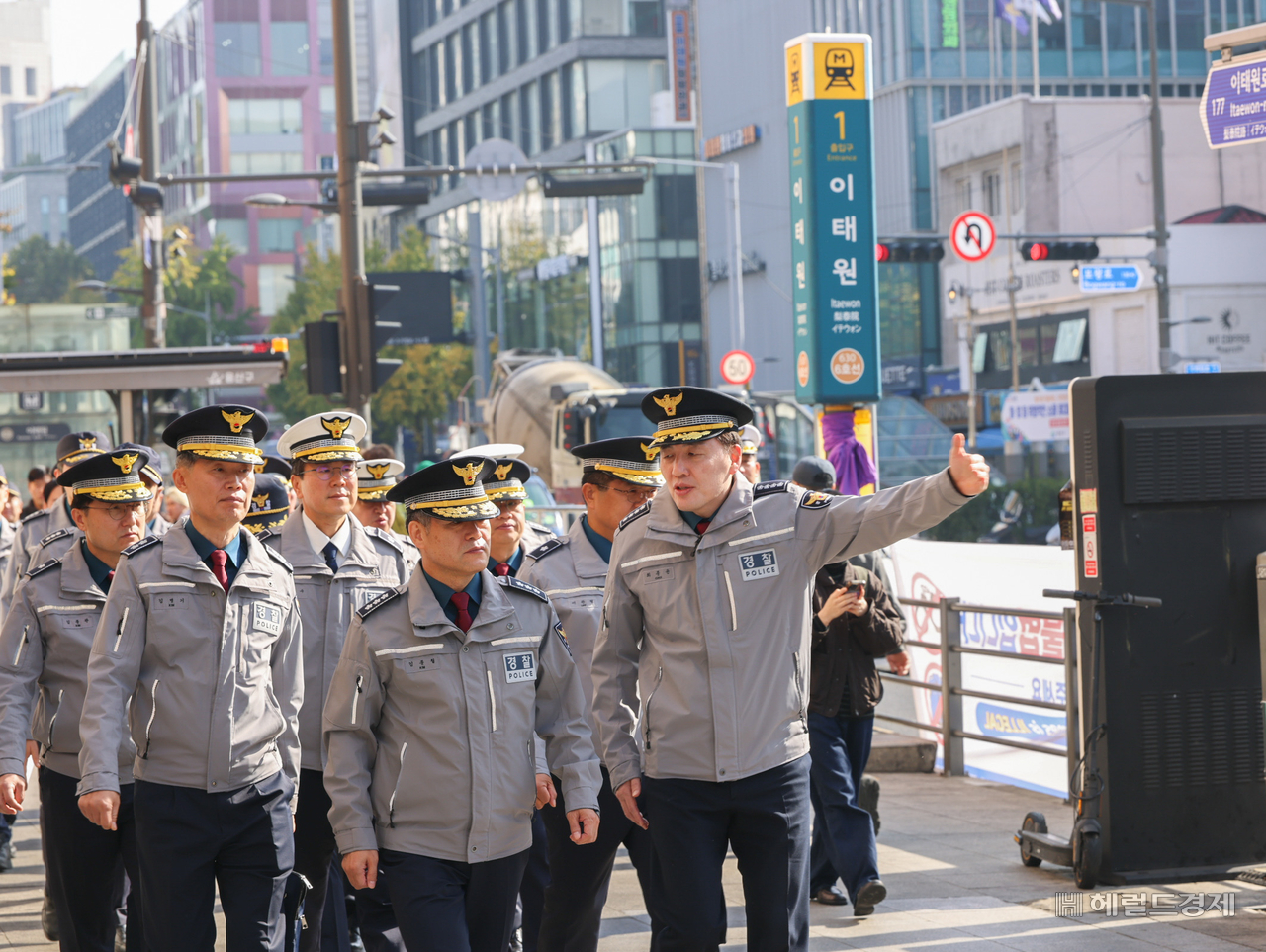 김종철 경찰청장 직무대행(가운데)이 핼러윈 데이를 앞둔 30일 서울 용산구 이태원을 찾아 안전 관리 실태를 점검했다. [경찰청 제공]