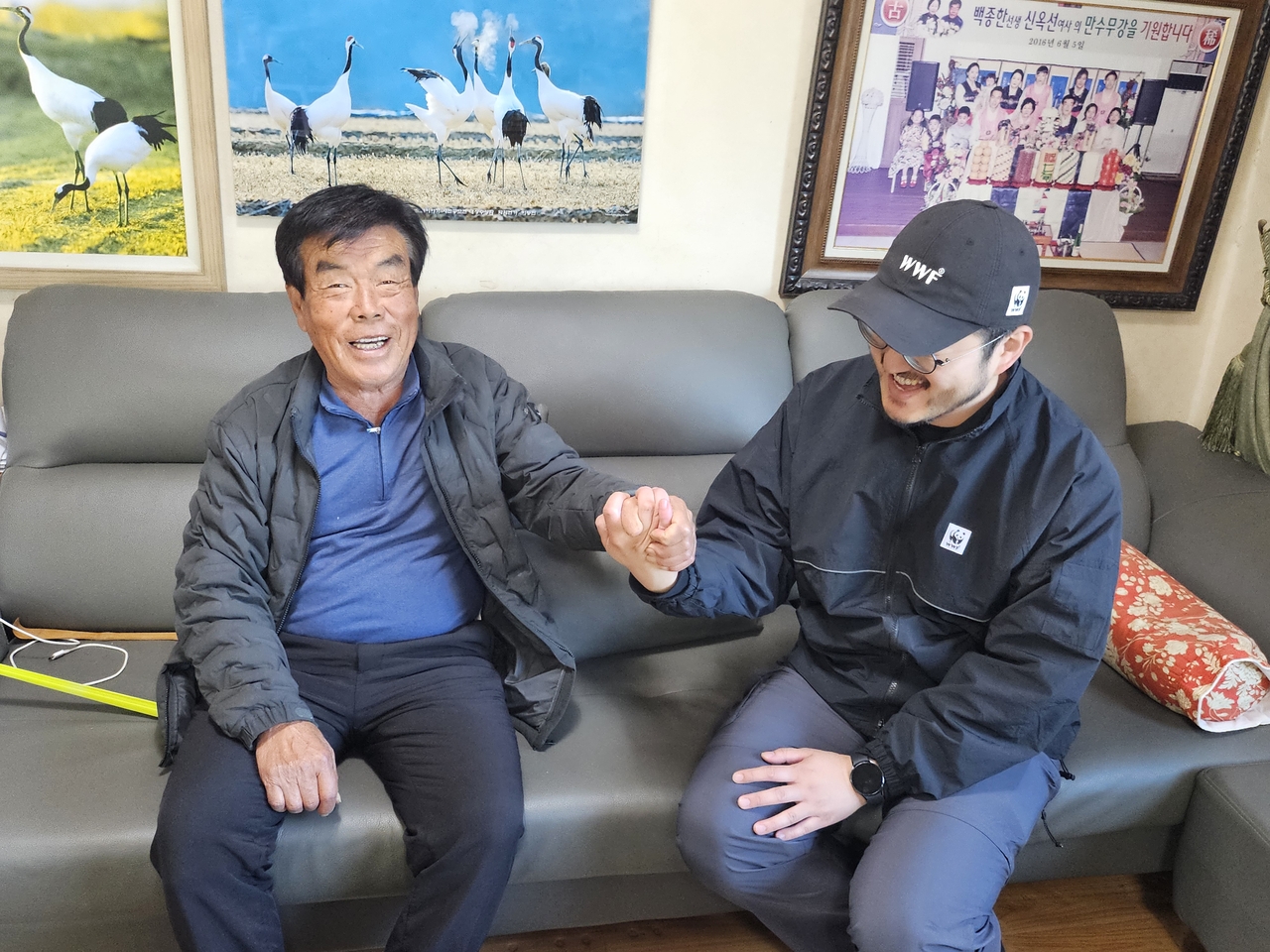 백종한(왼쪽) 두루미운영협의체 전 회장과 WWF 관계자가 기념 촬영을 하고 있다. 김광우 기자.