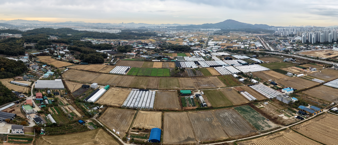South Korea's Ministry of Land, Infrastructure and Transport announced Thursday that it will release greenbelt zones within about 5 kilometers of Seoul's city limits — including areas in Gimpo, Guri and Hanam — to supply an additional 76,700 homes. Combined with the 27,200 units announced under the Aug. 13 housing measures, the total number of new residential land sites confirmed stands at more than 104,000 units. Pictured is the Gochon-eup area of Gimpo, where 37,000 of the new homes are planned. (Gimpo=Lim Se-jun)