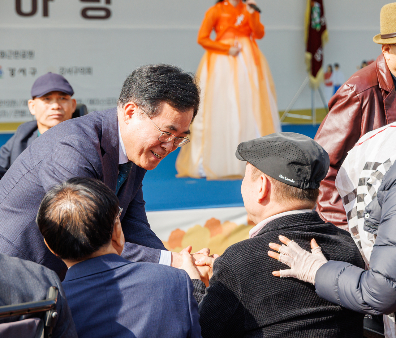 장애인 어르시과 인사를 나누는 진교훈 강서구청장(왼쪽)