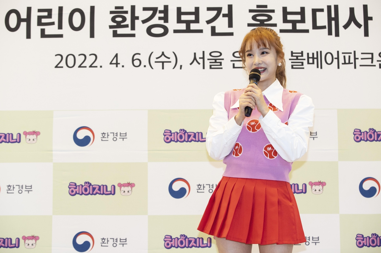 지난 2022년 어린이 환경보건 홍보대사 위촉식에서 위촉장을 수여받은 뒤 소감을 말하고 있는 키즈 크리에이터 헤이지니. [뉴시스]