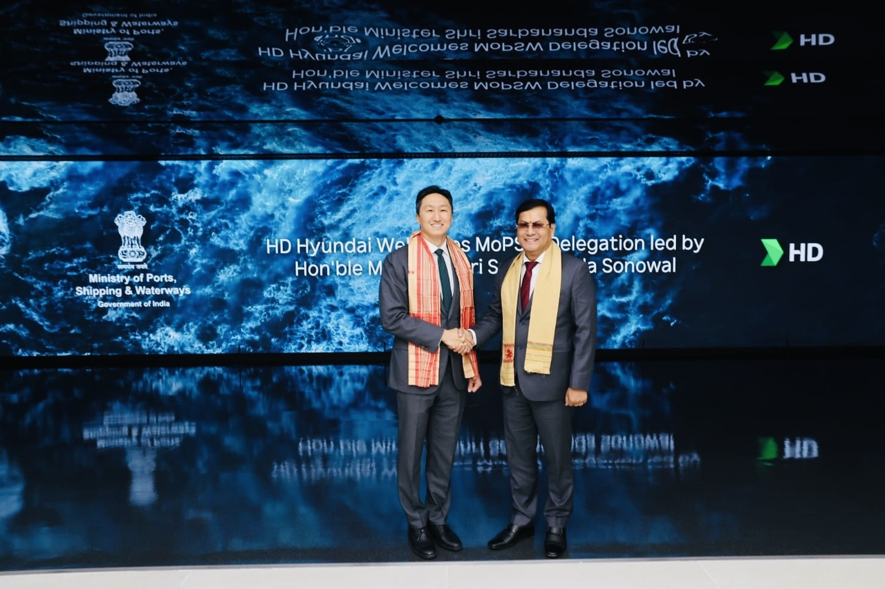 Indian Ports, Shipping and Waterways Minister Sarbananda Sonowal (right) and HD Hyundai is Chung Ki-sun pose for a photo on Wednesday. ( Embassy of India in Seoul)