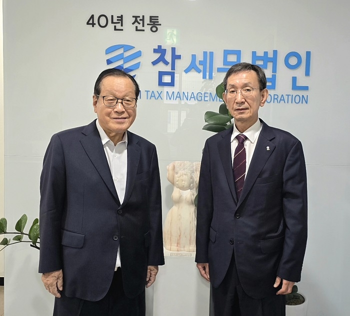 <사진 : 43년 동고동락하며 전문 세무법인으로 성장해온 채상병 회장과 강철규 전무(우)>