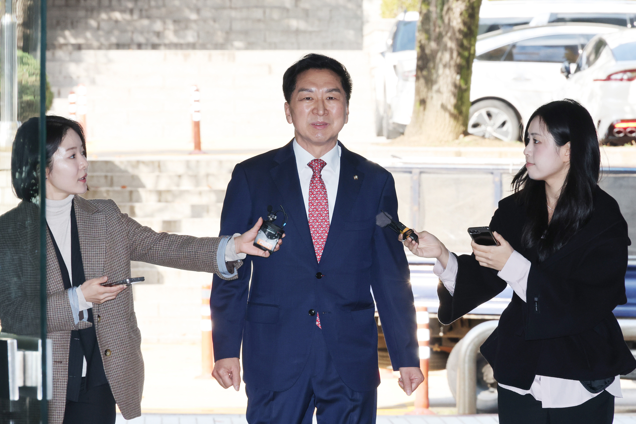 김건희 여사에게 260만원대 가방을 선물한 혐의로 기소된 김기현 국민의힘 의원이 30일 서울중앙지법에서 열린 1심 선고 공판에 출석하고 있다. [연합]