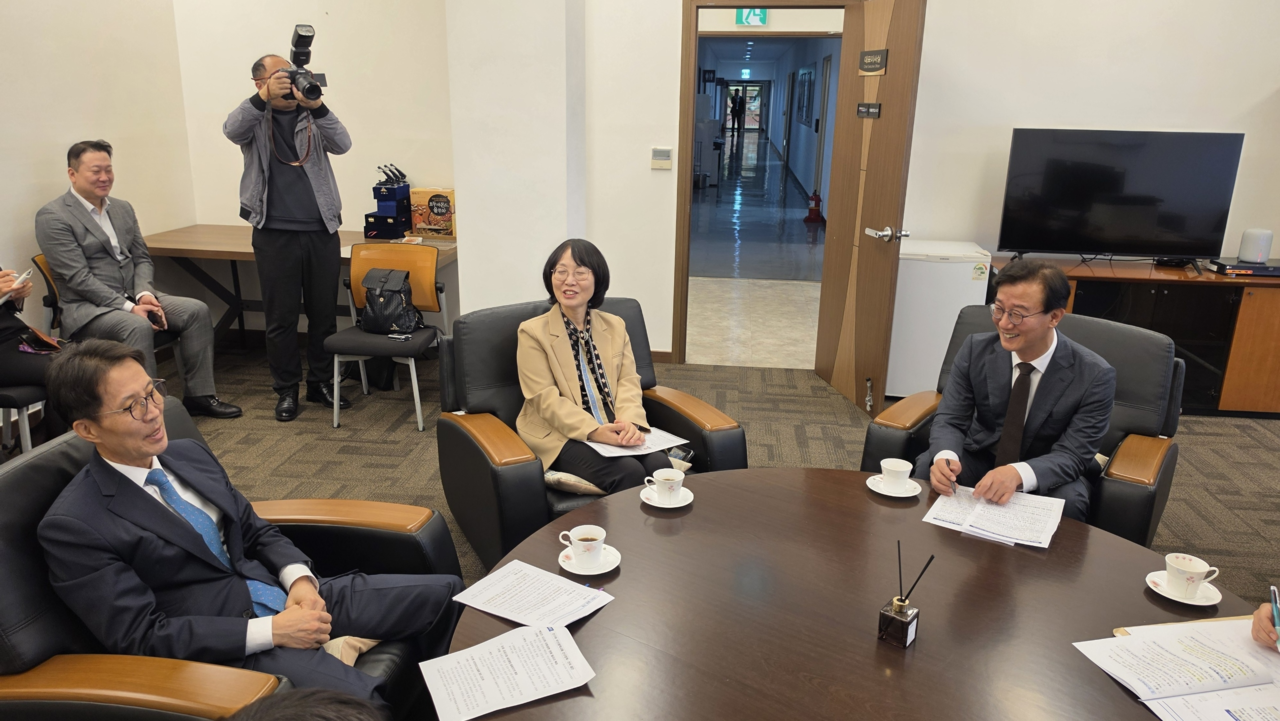 (왼쪽부터) 김진오 인구전략위원회 부위원장, 김귀옥 부산시 인구청년정책국장, 전재수 부산시장 [부산시 제공]