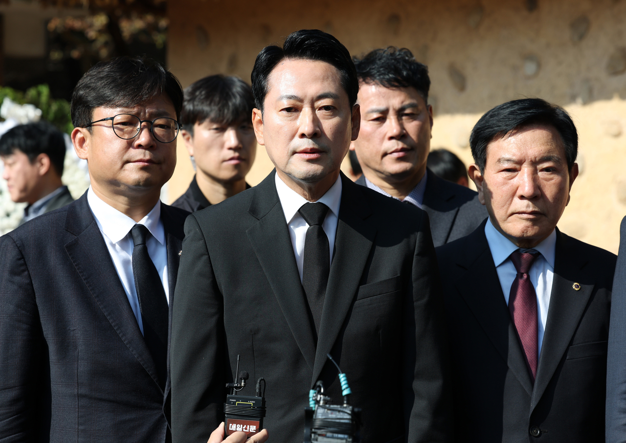 People Power Party leader Jang Dong-hyeok answers reporters' questions during a visit to the birthplace of former President Park Chung-hee in Gumi, North Gyeongsang Province, on Friday. [Yonhap]