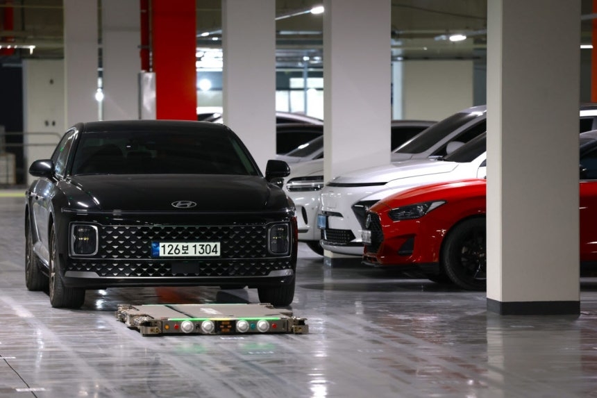 A parking robot moves a double-parked vehicle at Hillstate The Wave City in Siheung, Gyeonggi Province, on Thursday. (Hyundai Motor Group)