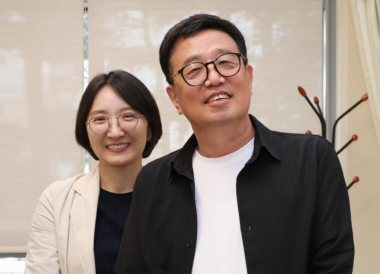 주치의 윤혜은(왼쪽) 서울성모병원 신장내과 교수와 신장이식 환자 강세동 씨.[서울성모병원 제공]