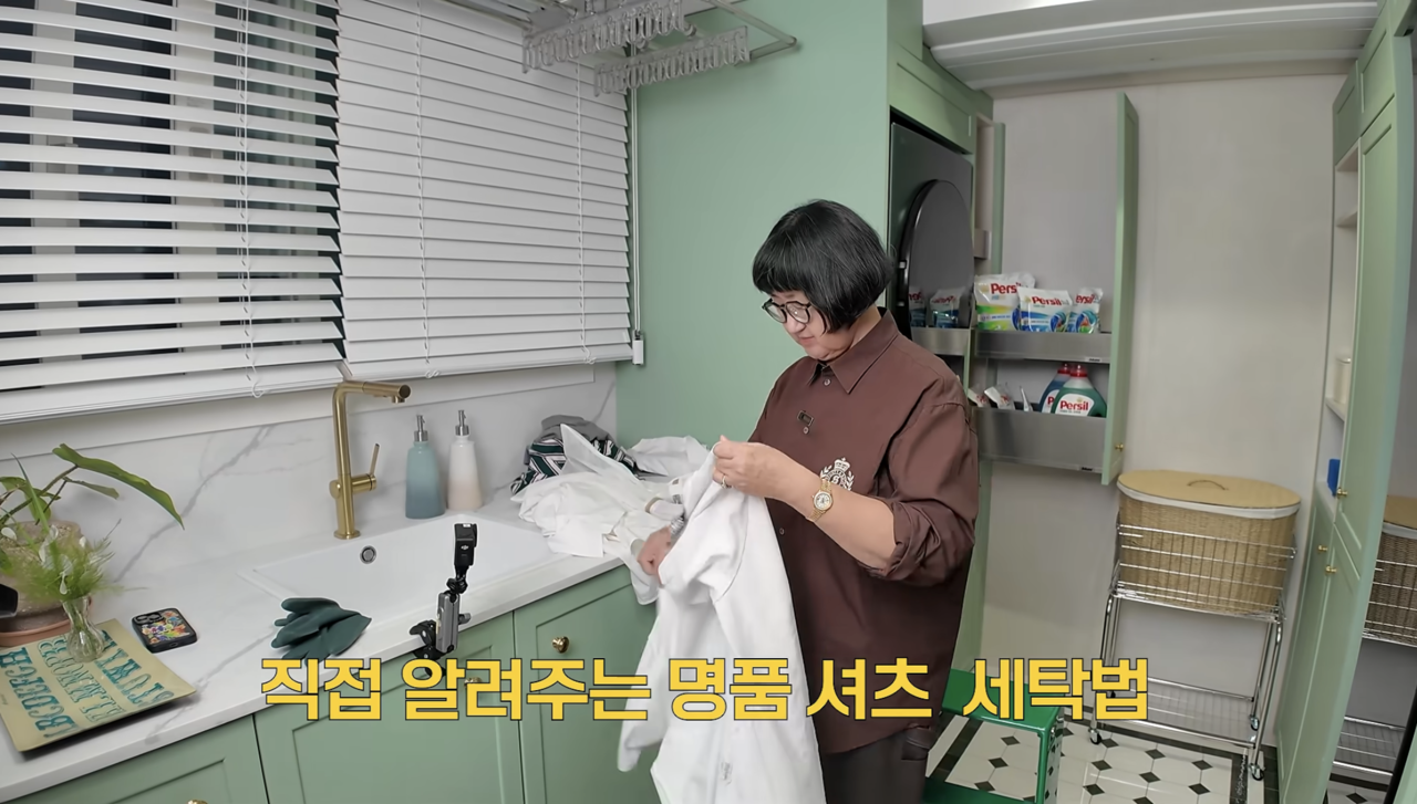 "Big Spender Noh Hee-young" demonstrates washing a white luxury shirt using the new Persil Disc [YouTube channel "Big Spender Noh Hee-young"]