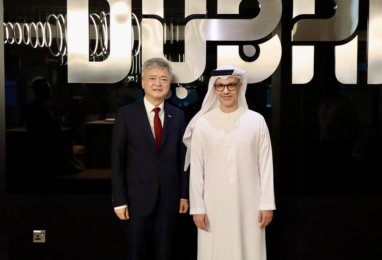 Korea International Trade Association Executive Vice Chairman Lee In-ho (left) poses for a photo with Hadi Badri, CEO of the Dubai Economic Development Corporation, during KITA’s Korean consumer goods trade mission to the United Arab Emirates and Morocco, held Monday to Thursday. (KITA)