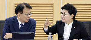 민주 35%·국힘 30% 오차범위 내 접전…李정부 출범 이후 ‘최소 격차’ [한국갤럽]