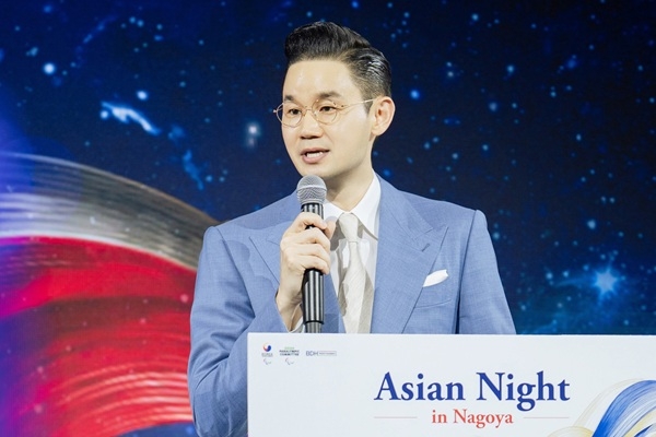 사진설명: 배동현 BDH재단 이사장이 ‘아시아인의 밤’ 행사에서 축사하고 있다.(사진 제공=BDH재단)