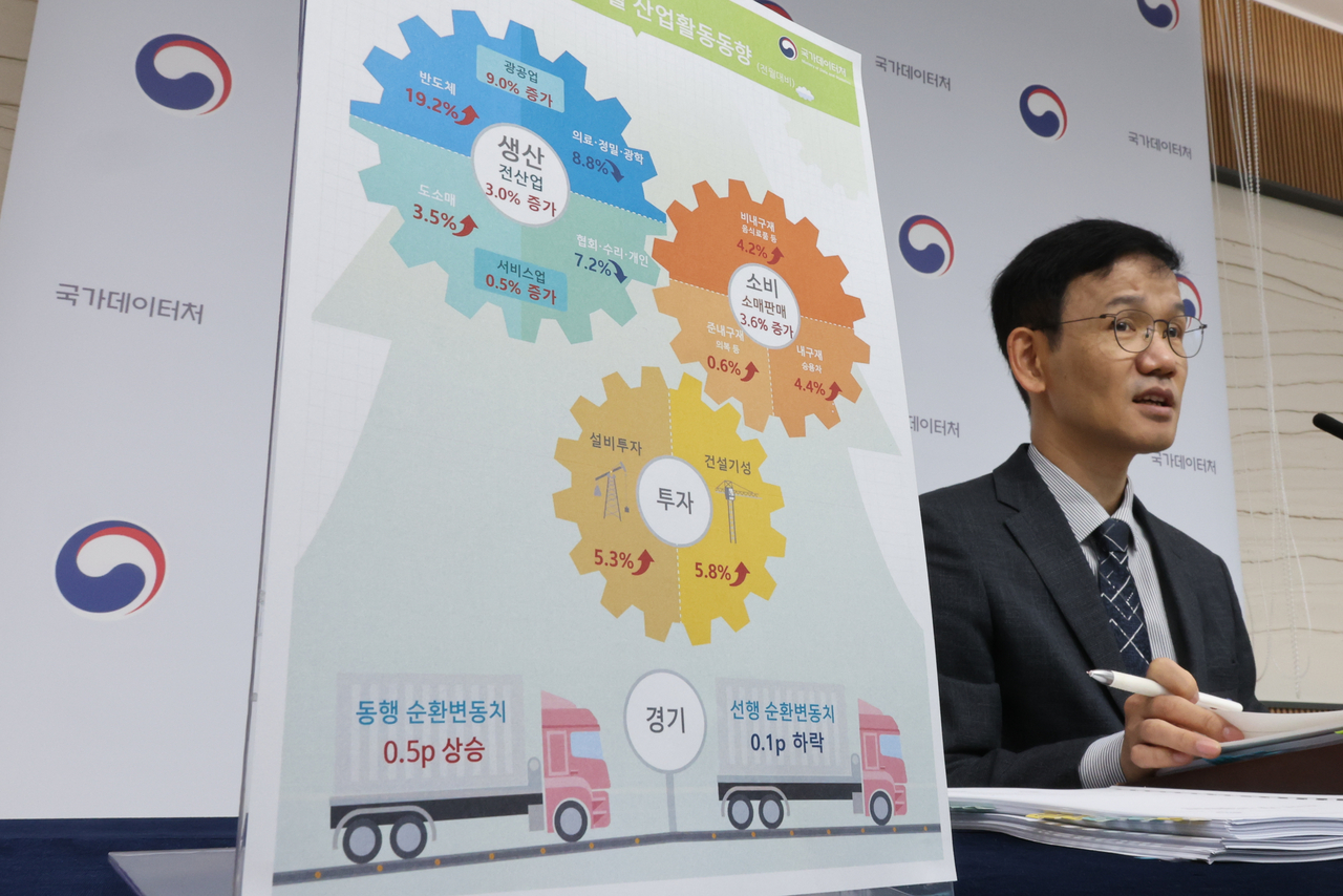 Lee Doo-won, a senior official at the Ministry of Data and Statistics, speaks during a press briefing held in the central city of Sejong on Friday. (Yonhap)