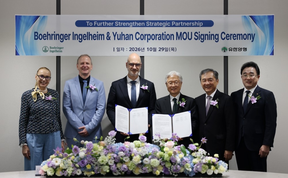 유한양행과 한국베링거인겔하임이 29일 전략적 업무협약(MOU)를 체결했다. 왼쪽부터 안나 마리아보이 한국베링거인겔하임 대표이사 사장, 톨슨 마우 베링거인겔하임 아시아·호주·한국 지역 총괄 대표, 이반 블라나릭 베링거인겔하임 글로벌 인체의약품 지역사업 총괄, 조욱제 유한양행 대표이사 사장, 김열홍 유한양행 R&D총괄 사장, 유재천 유한양행 약품사업본부장 부사장. [유한양행 제공]