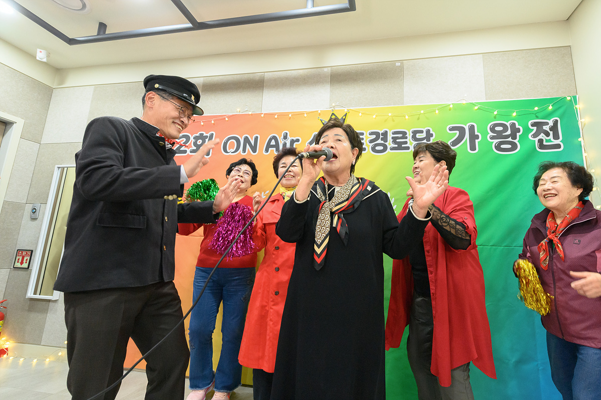 이기재 양천구청장이 경로당 가왕전에서 흥겹게 춤을 추고 있다.