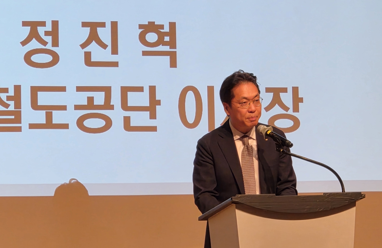 29일 개최된 ‘2026년 한국철도학회 추계학술대회’에서 정진혁 국가철도공단 이사장이 축사를 하고 있다. [국가철도공단 제공]