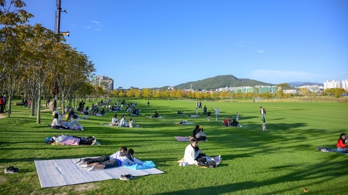 오천그린광장 잔디밭에서 시민들이 휴식을 취하고 있다. [순천시 제공]