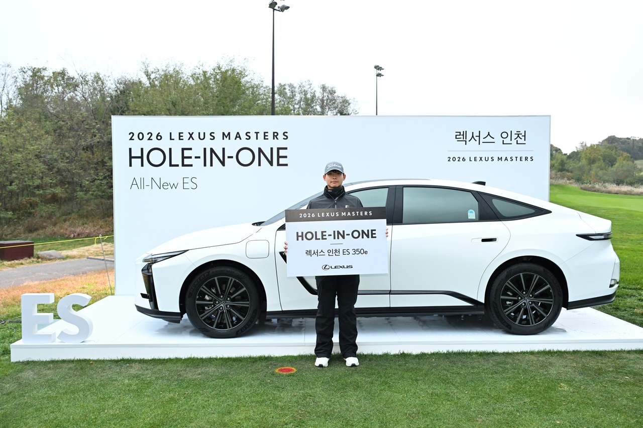 ‘2026 렉서스 마스터즈’에서 홀인원을 기록한 안지민 선수가 부상으로 제공되는 ‘올 뉴 렉서스 ES 350e’ 차량 앞에서 기념촬영을 하고 있다. [렉서스코리아 제공]