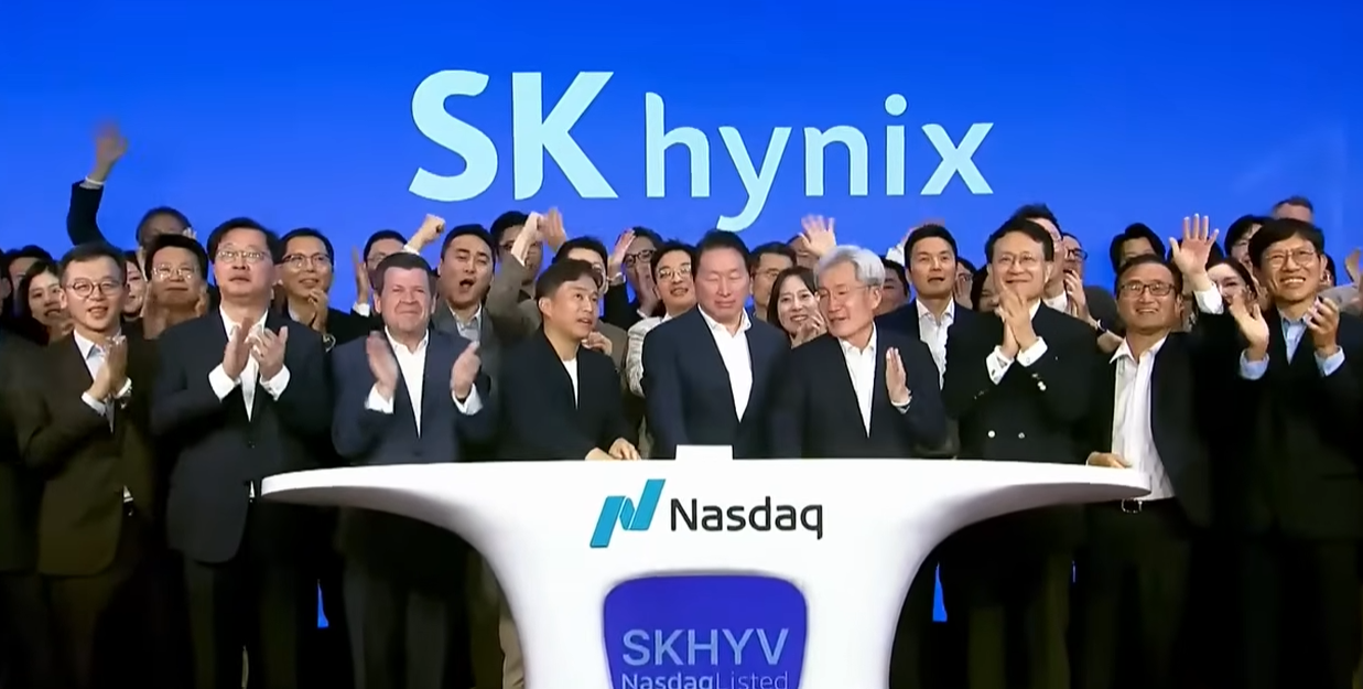 송현종(앞줄 오른쪽 두번째) 전 SK하이닉스 코퍼레이트 센터 사장이 지난 7월 나스닥 ADR 상장식에 참석한 모습. [출처=SK하이닉스 유튜브 채널]