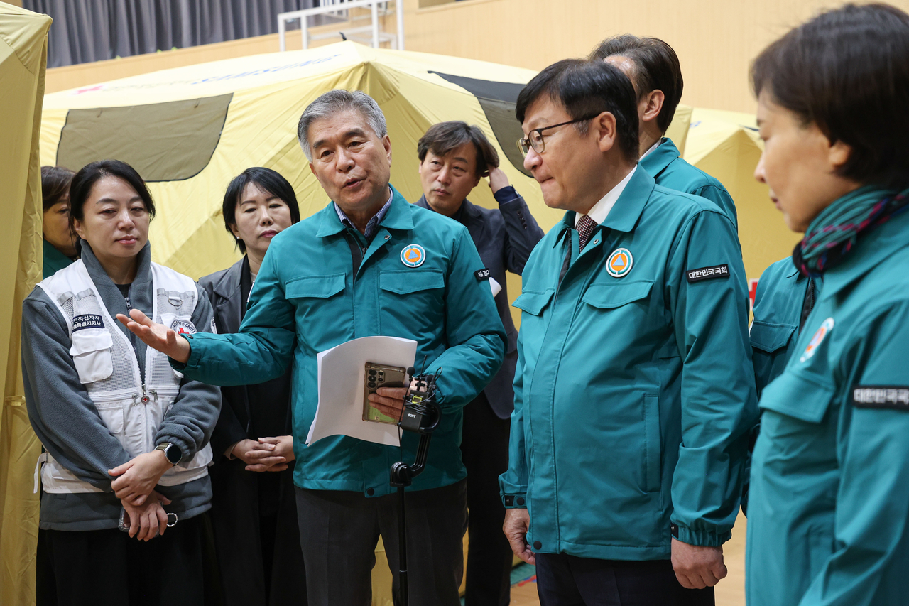 김현기 강남구청장이 구료 마을 화재 현장을 찾은 정점식 국민의힘 원내대표에게 상황을 설명하고 있다.