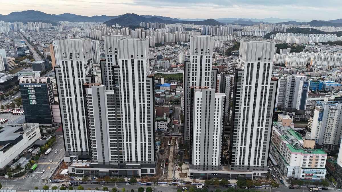 The Gwangju Hwajung iPark, which underwent reconstruction following a collapse accident, is set to be completed by the end of December.