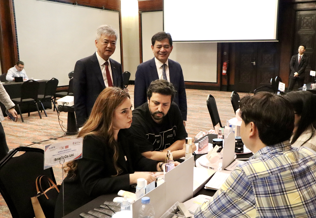 KITA Executive Vice Chairman Lee In-ho (top left) tours a Korea-Morocco business matchmaking event for Korean consumer goods companies in Casablanca, Morocco, during KITA’s trade mission to the UAE and Morocco, held Monday to Thursday. (KITA)