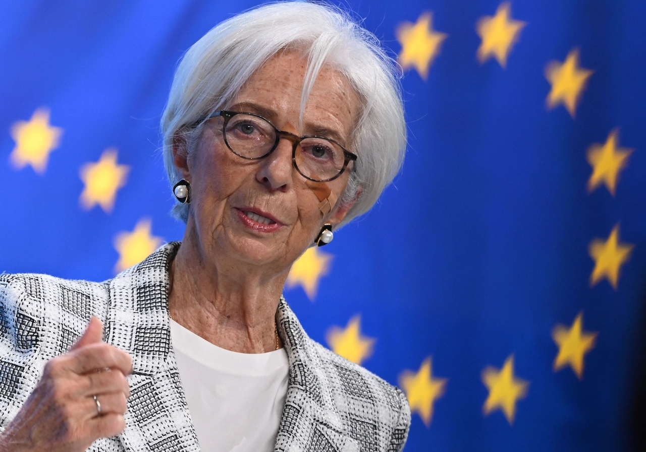 European Central Bank President Christine Lagarde holds a press conference at ECB headquarters in Frankfurt, Germany, on Thursday (local time). Lagarde announced that day she would step down in February. [AFP]