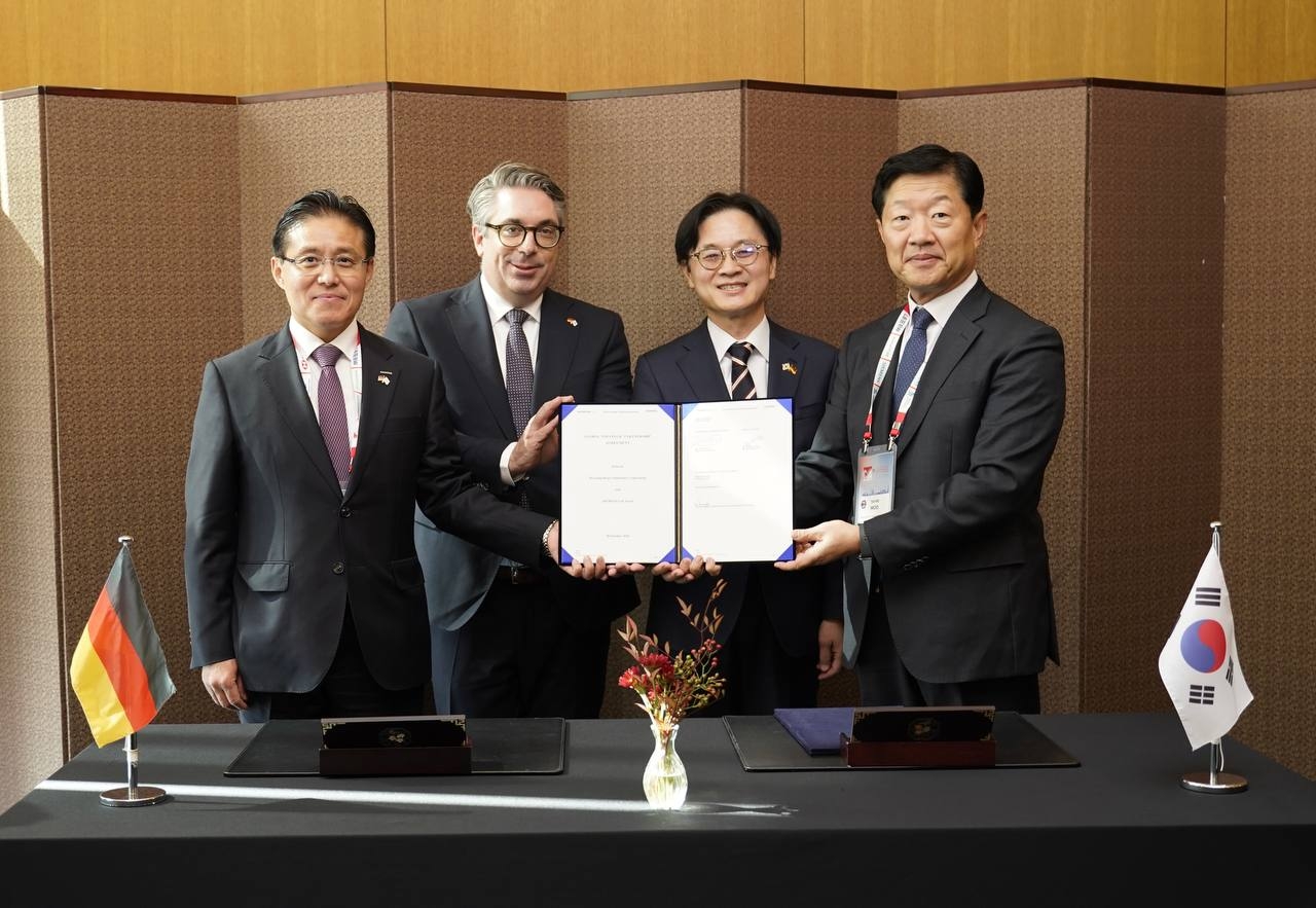 From left: Siemens Korea CEO Chung Ha-joong, Siemens representative Stefan Rouenhoff, Industry Minister Kim Jung-kwan and Hyosung Heavy Industries CEO Woo Tae-hee pose for a photo after signing a global strategic partnership agreement in Seoul Parnas on Friday. (Hyosung Heavy Industries)