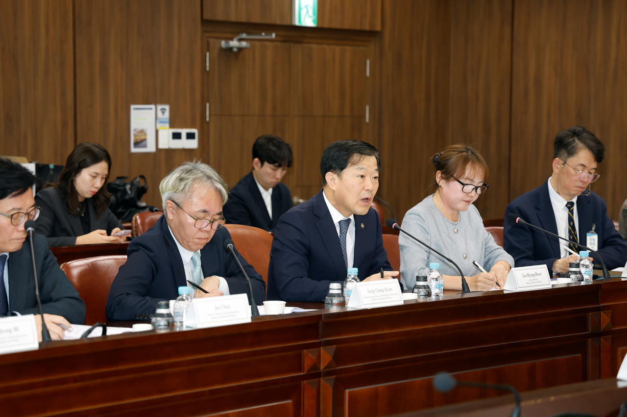 Lee Hyung-hoon (third from left), second vice minister of health and welfare, speaks during the seventh Korea-Mongolia intergovernmental consultative body meeting in Seoul on Friday. (Ministry of Health and Welfare)