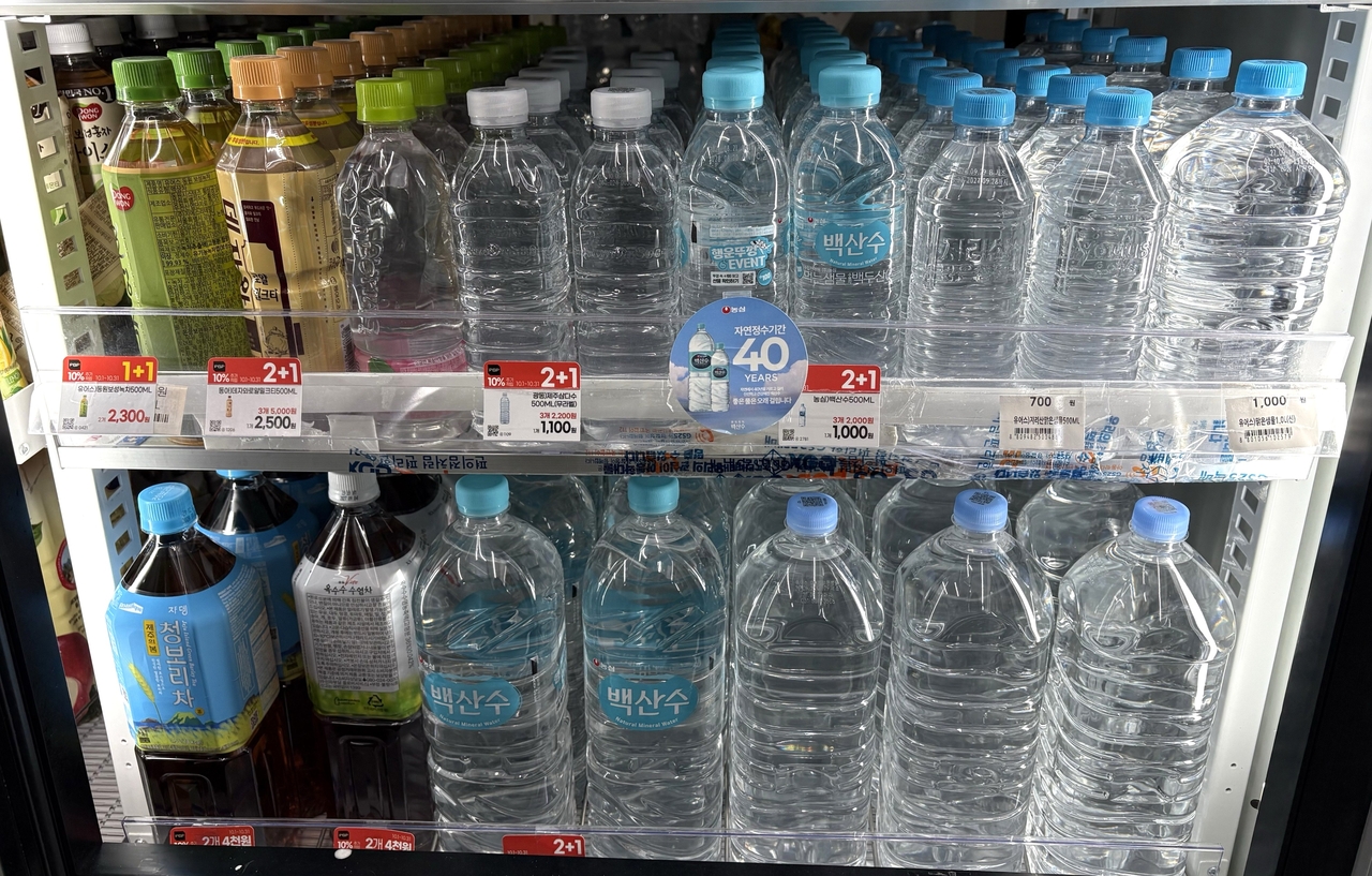 Bottled water on sale at a convenience store. (Kim Jin/The Korea Herald)
