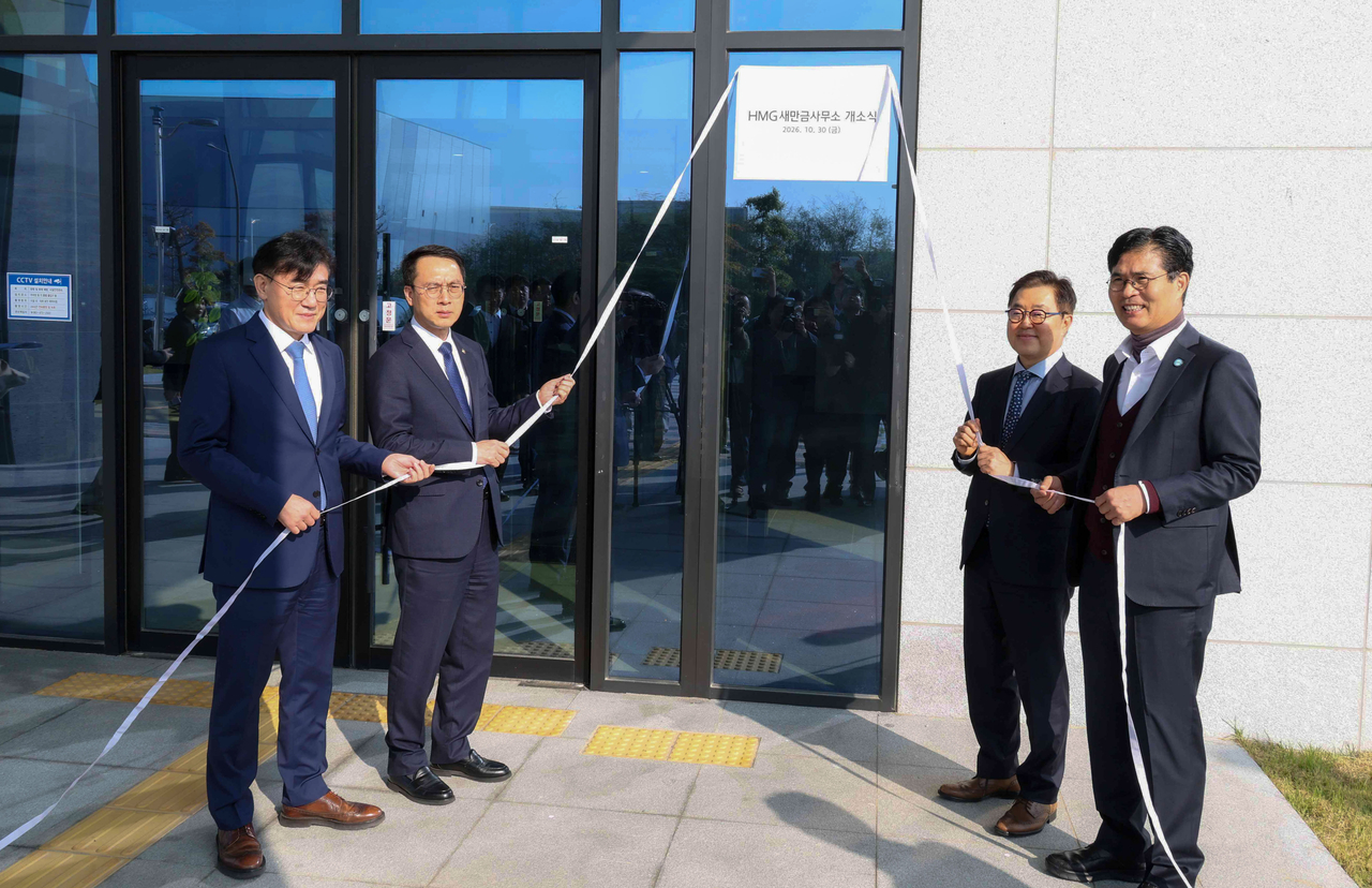 30일 전북 군산시 자동차융합기술원 미래모빌리티테크센터에서 열린 HMG 새만금사무소 개소식에서 김재준 (왼쪽부터) 군산시장, 문성요 새만금개발청장, 신승규 현대차그룹 RH PMO 담당 부사장, 이원택 전북특별자치도지사가 현판 제막 및 제막 후 기념 촬영을 하고 있다. [현대차그룹 제공]
