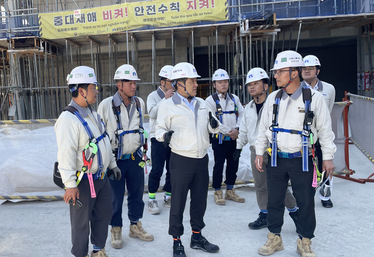 27일 김해근 중흥토건 대표이사(왼쪽에서 세 번째)가 경기 양주시 ‘양주역 중흥S-클래스’ 공사 현장에서 안전 점검을 진행하는 모습. [중흥그룹 제공]