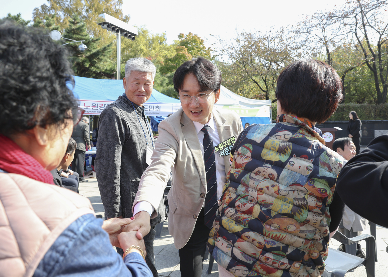 Nowon-gu District Mayor Seo Jun-o greets residents at the event.