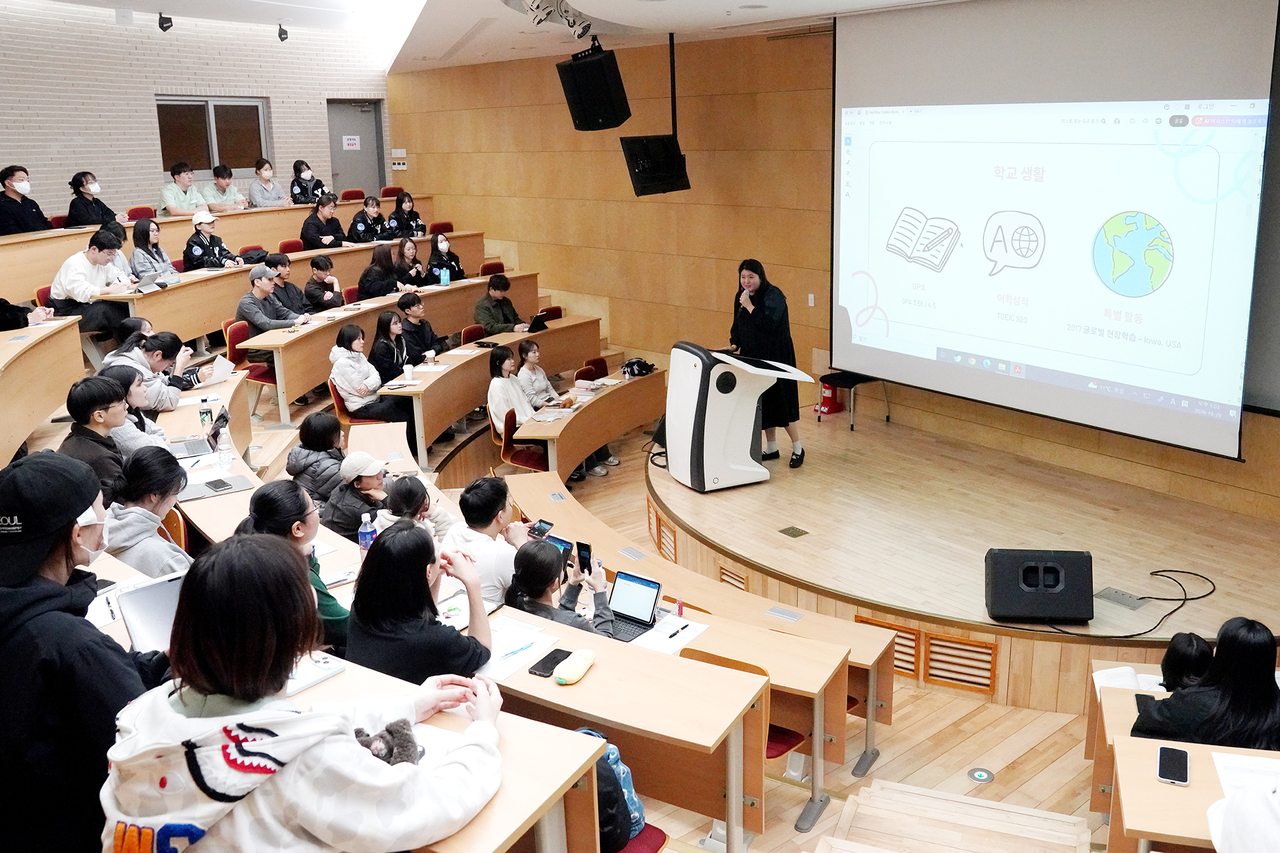 권민아 간호사가 재학생들을 위한 특강을 진행하고 있다.[영남이공대 제공]