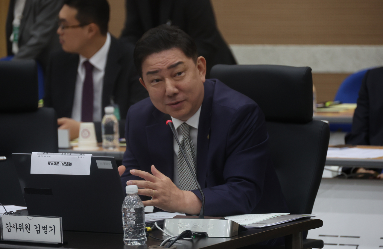 김병기 무소속 의원(전 더불어민주당 원내대표)이 지난 12일 대전 병무청에서 열린 국회 국방위원회의 병무청에 대한 국정감사에서 질의하고 있다. [연합]