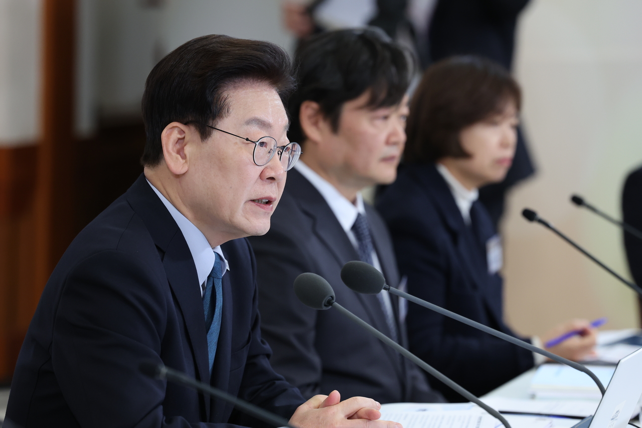 President Lee Jae Myung speaks at the second plenary session of the National Life Safety Committee at Cheong Wa Dae on Wednesday. [Yonhap]